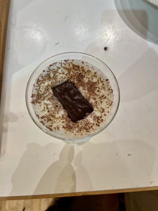 En drick med choklad och pudrad chokladpulver.
