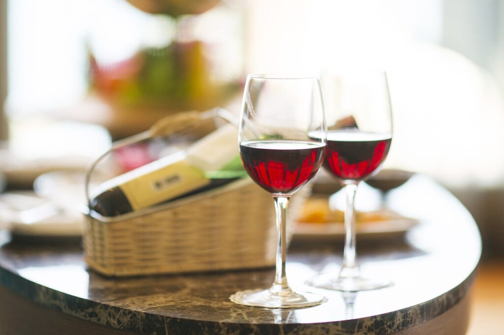 Ett glas rött vin medans man pluggar kan få en att slappna av. Man behöver ej gå ut för att ta ett glas rött vin man kan även sitta hemma i sin soffa och plugga med lite vin.